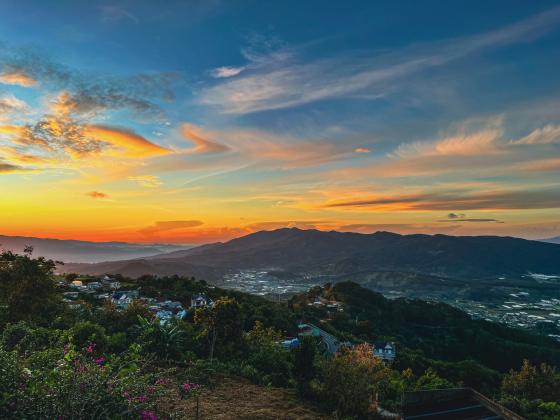 Hoàng hôn cam rực trên biển mây nhìn từ Rio Skyhouse