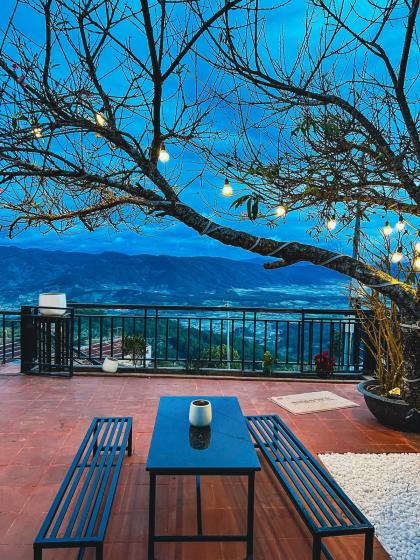 Sân thượng Rio Skyhouse lúc chạng vạng, đèn dây và thung lũng