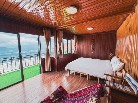 Toàn cảnh phòng gỗ P.401 và cửa ra ban công