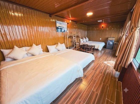 Phòng P.402 hai giường nệm thấp và kệ treo đồ